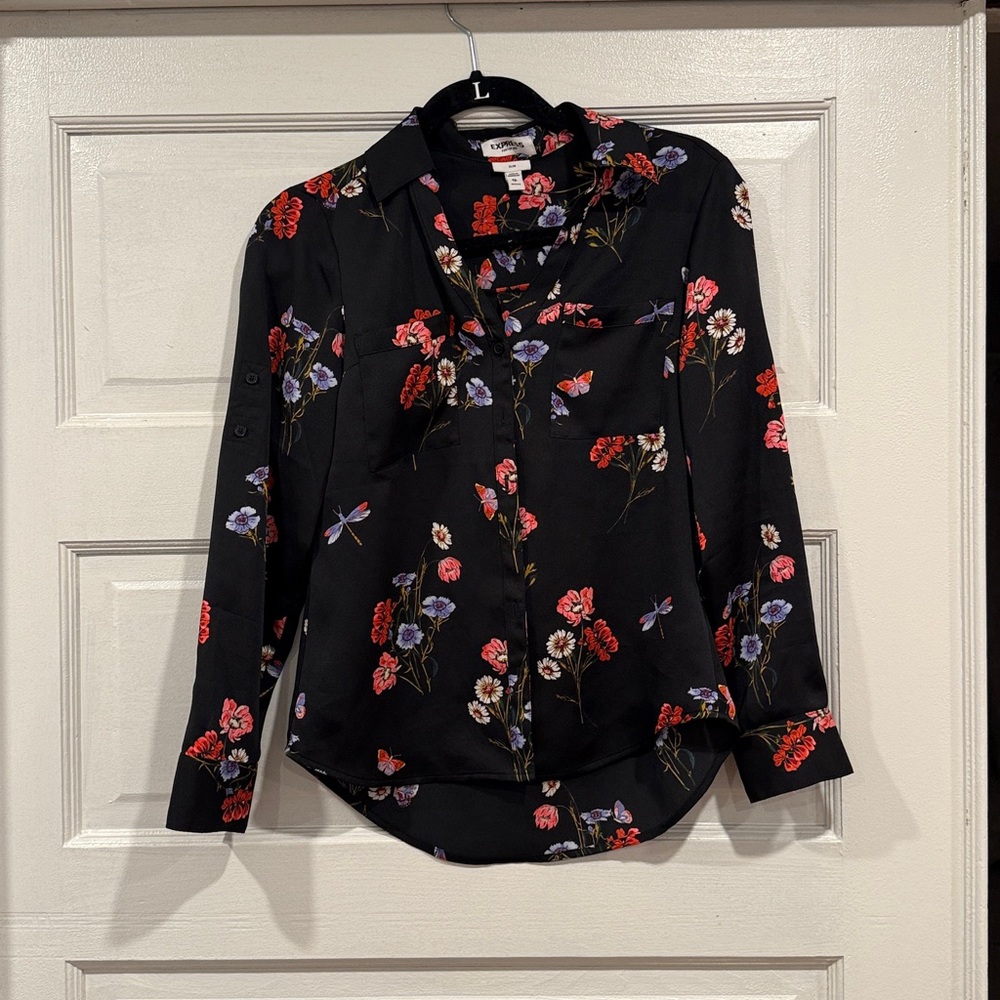 Express The Portofino Shirt Slim Fit
Button Front Blouse Black Floral
